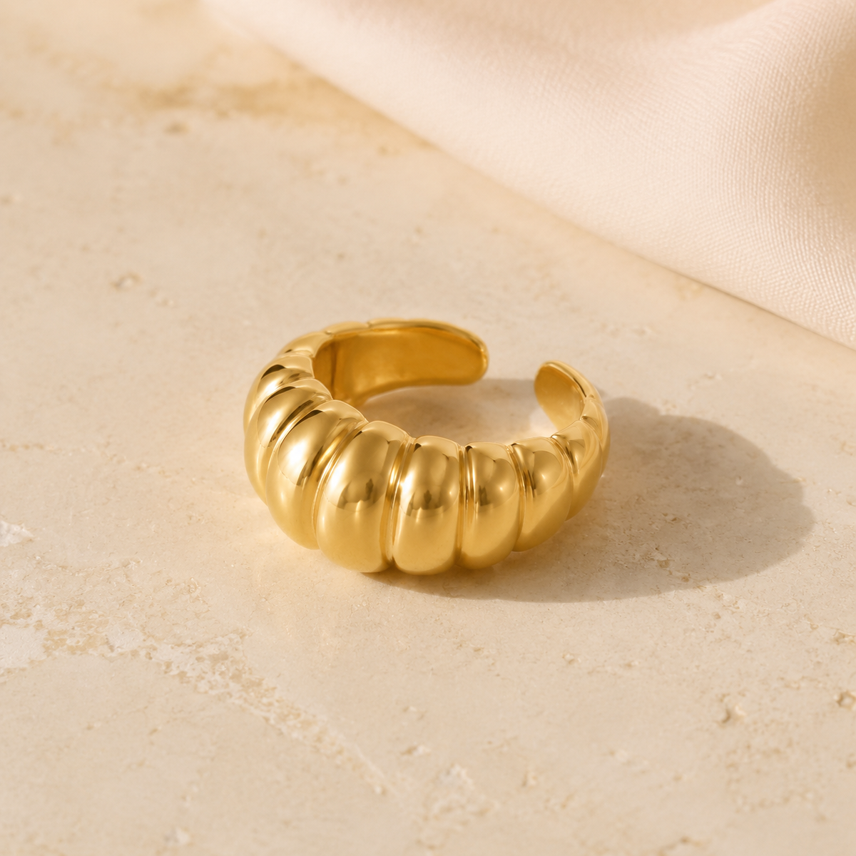 Anillo Croissant Sol en composición editorial