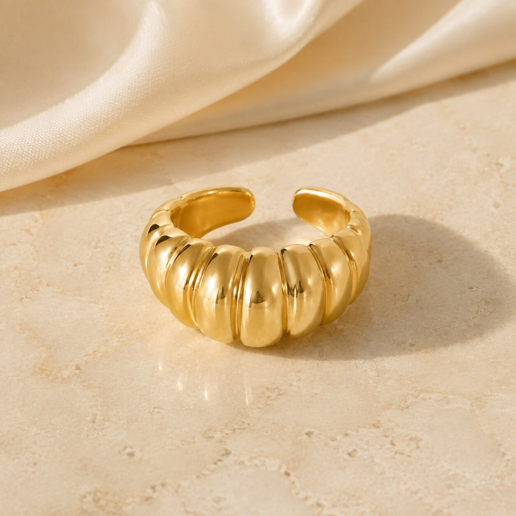 Detalle editorial del Anillo Croissant Sol