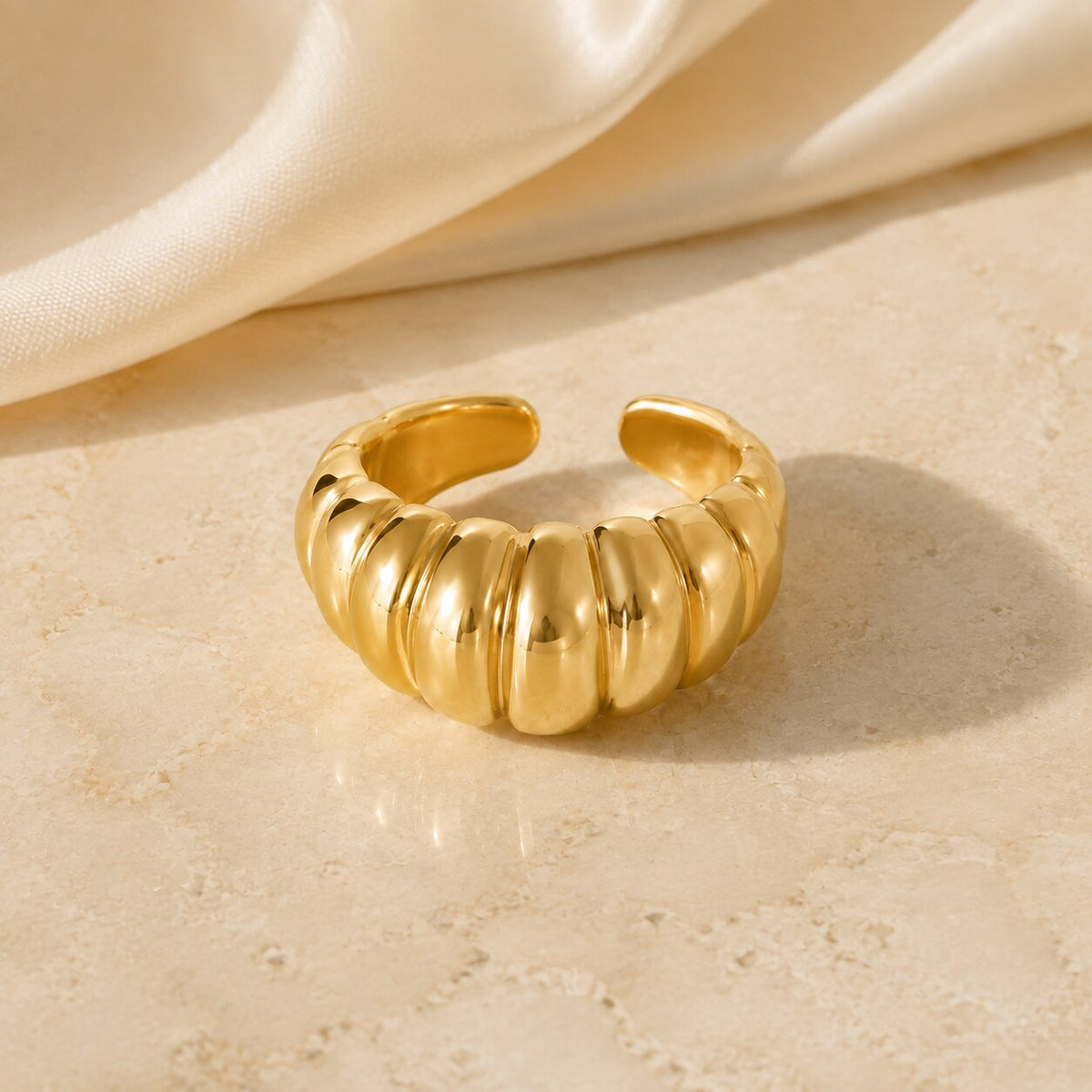 Detalle editorial del Anillo Croissant Sol