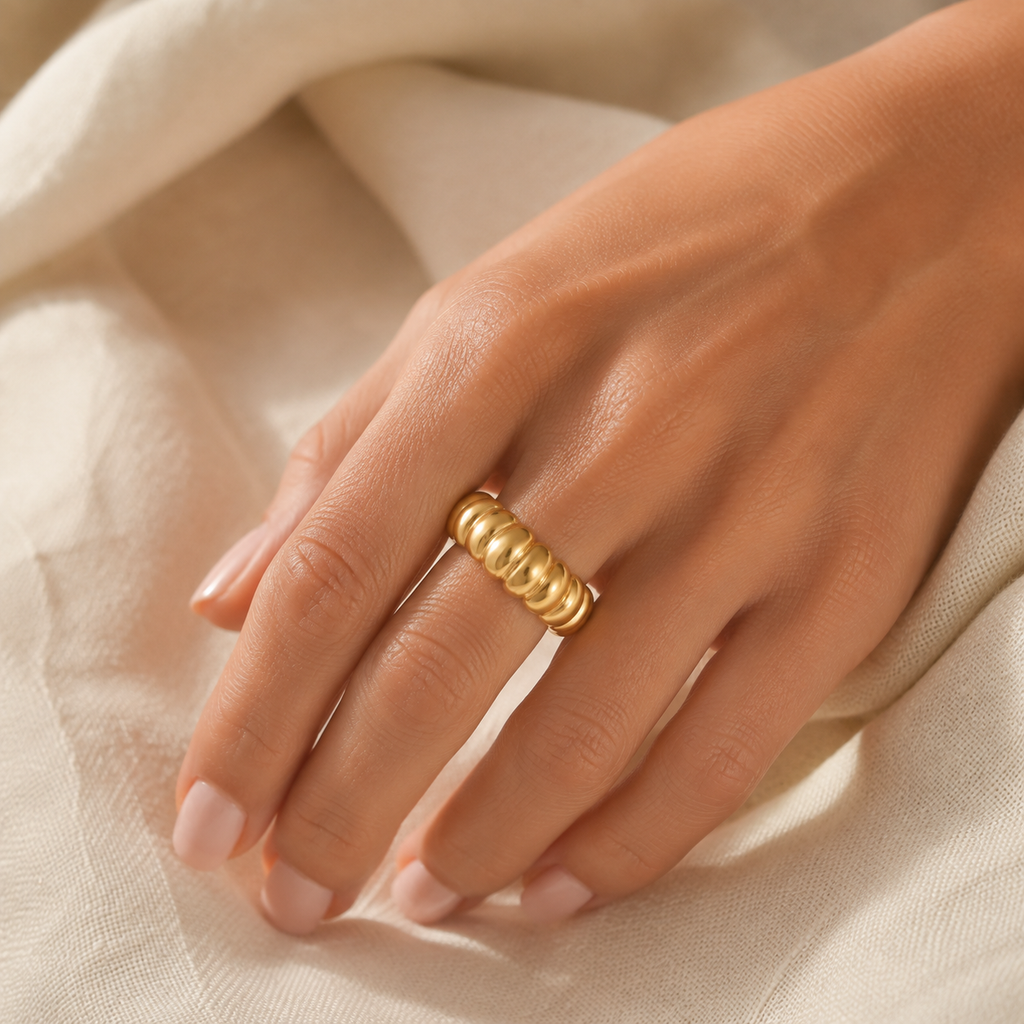 Anillo Croissant Sol puesto en la mano