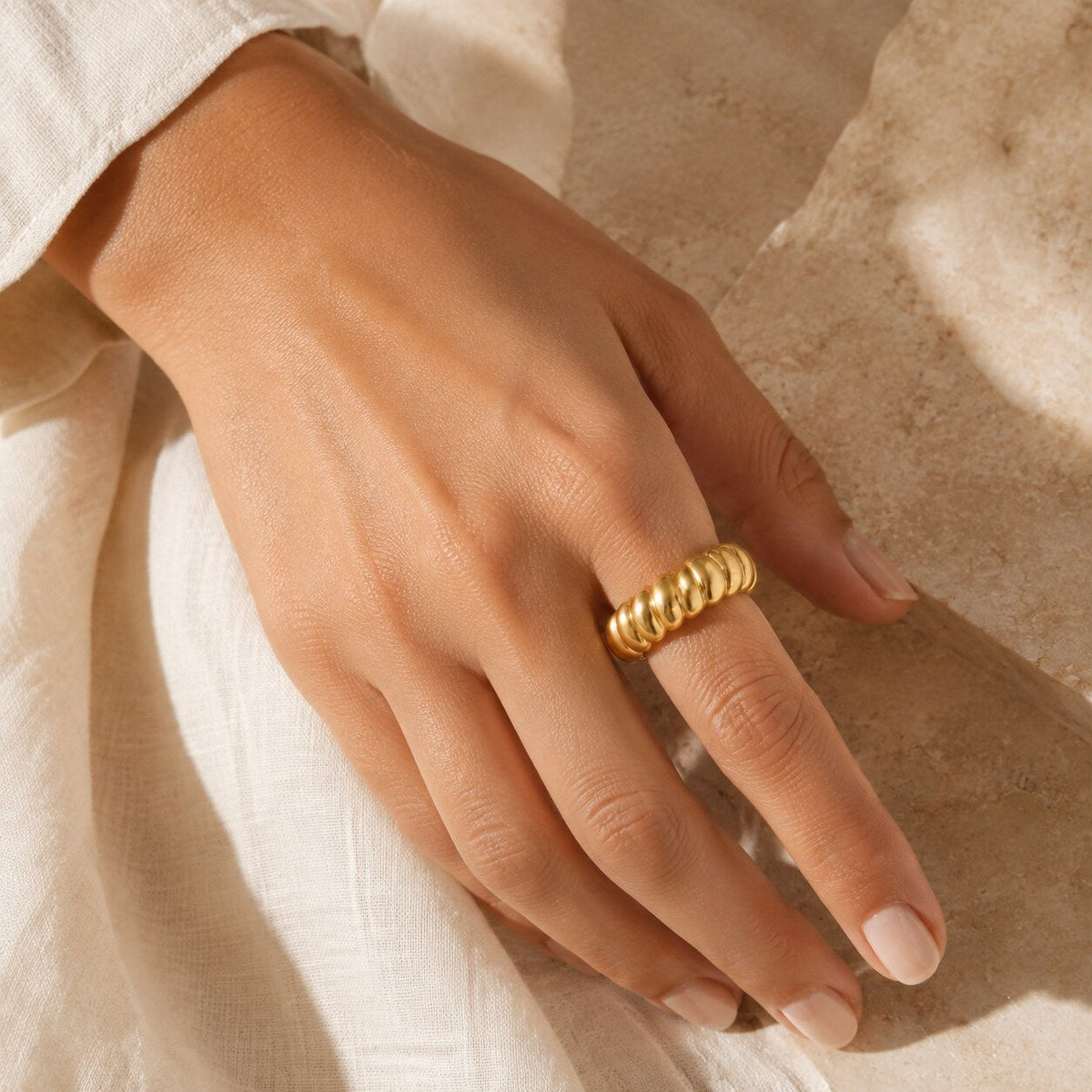 Anillo Croissant Sol puesto en la mano