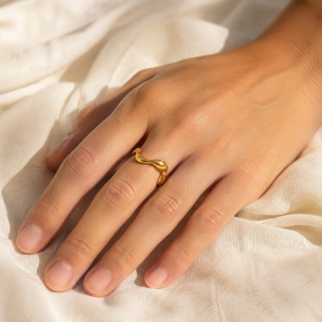 Anillo Onda puesto en la mano