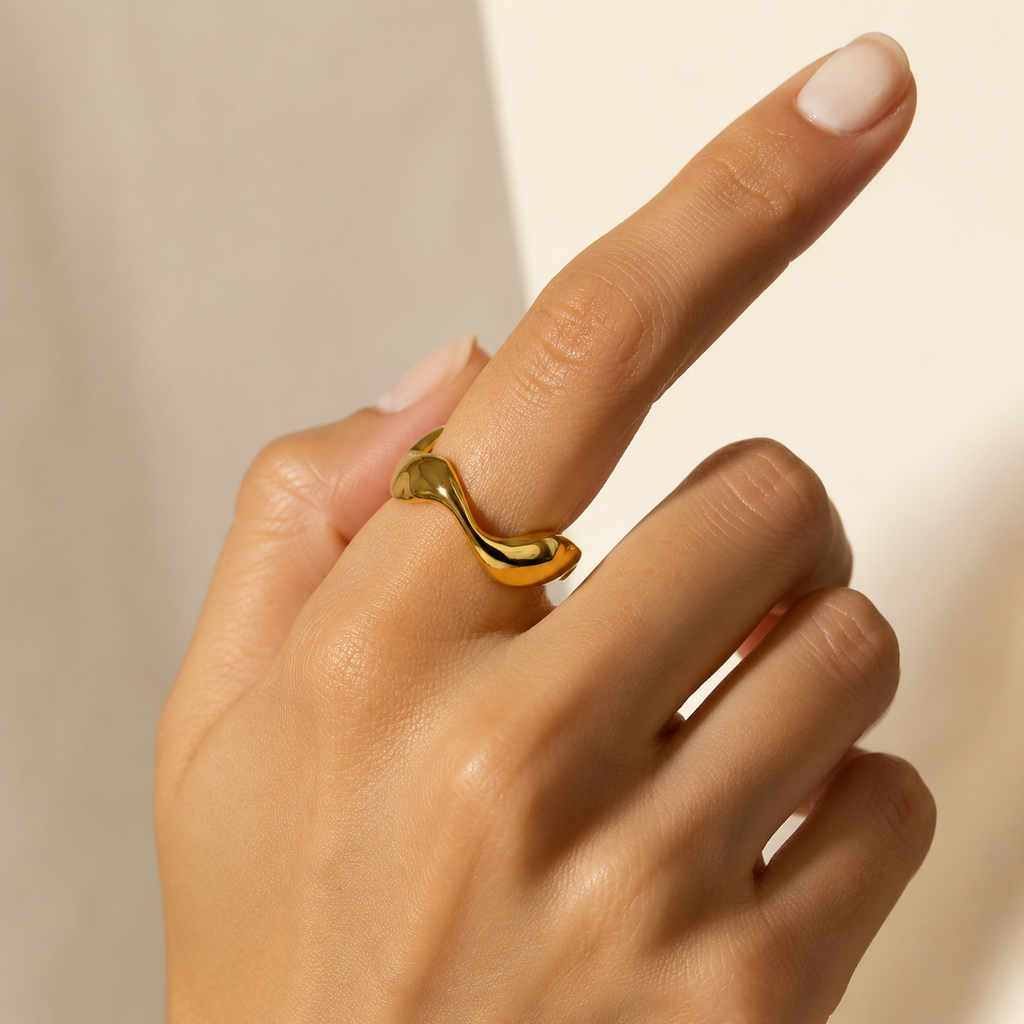 Anillo Onda dorado puesto en la mano