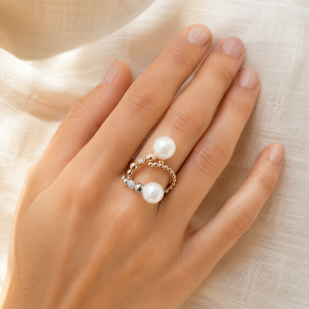 Anillo Perla Gaia puesto en la mano