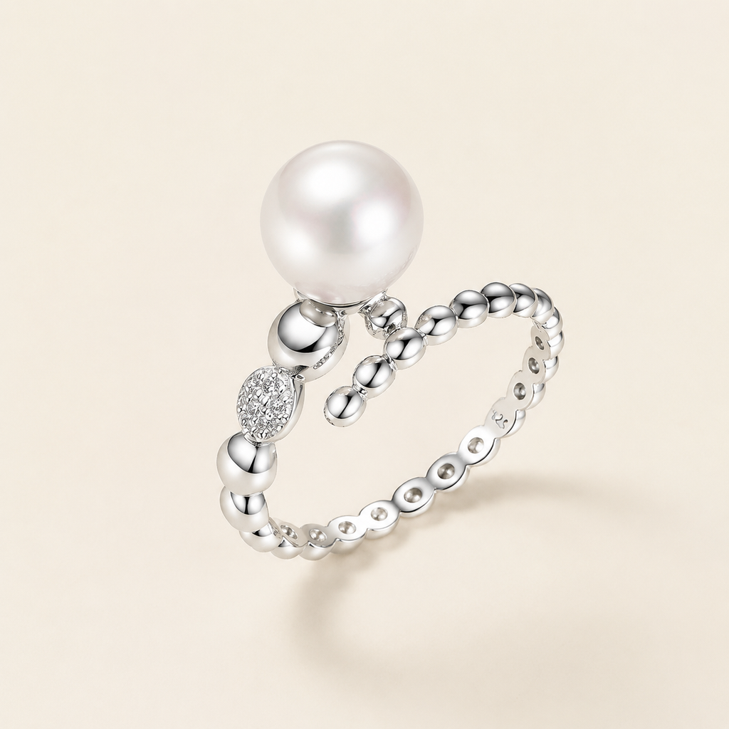 Anillo Perla Gaia plateado sobre fondo marfil
