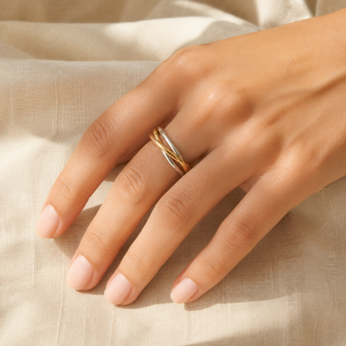 Anillo Tríada puesto en la mano