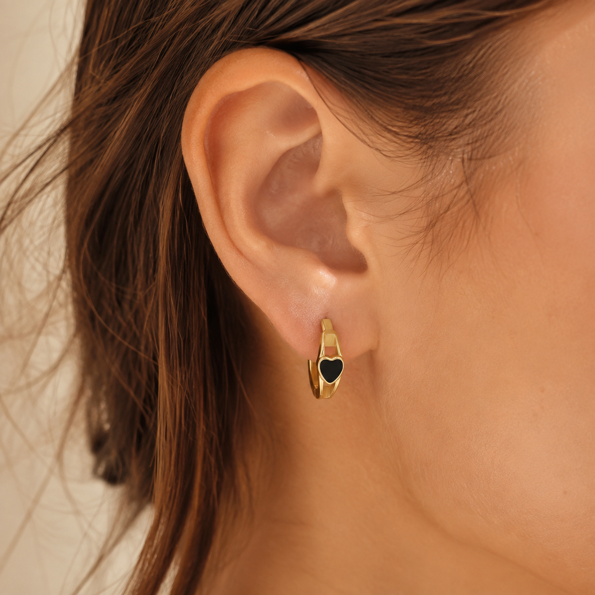 Aros Corazón Coral de vermeil 18K puestos en la oreja