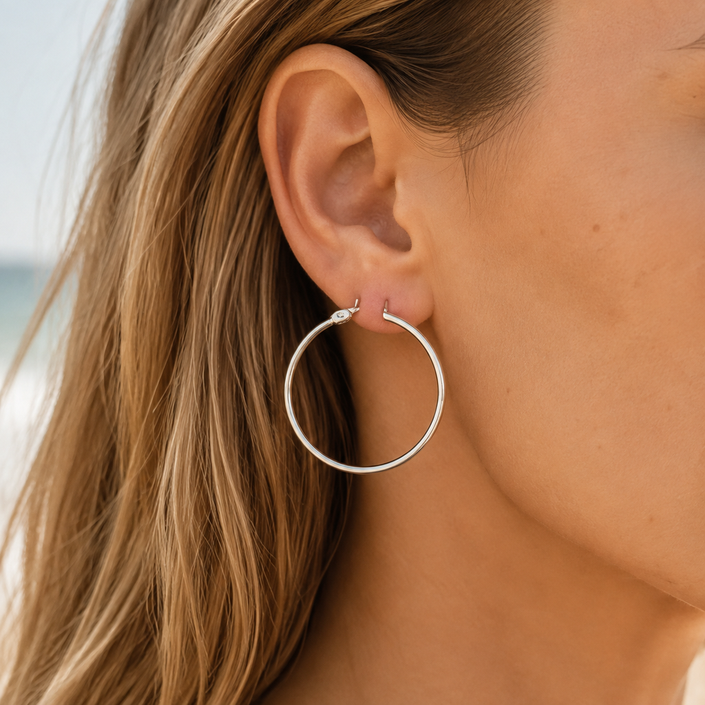 Aros Finos Siena en oreja, imagen editorial AZURA