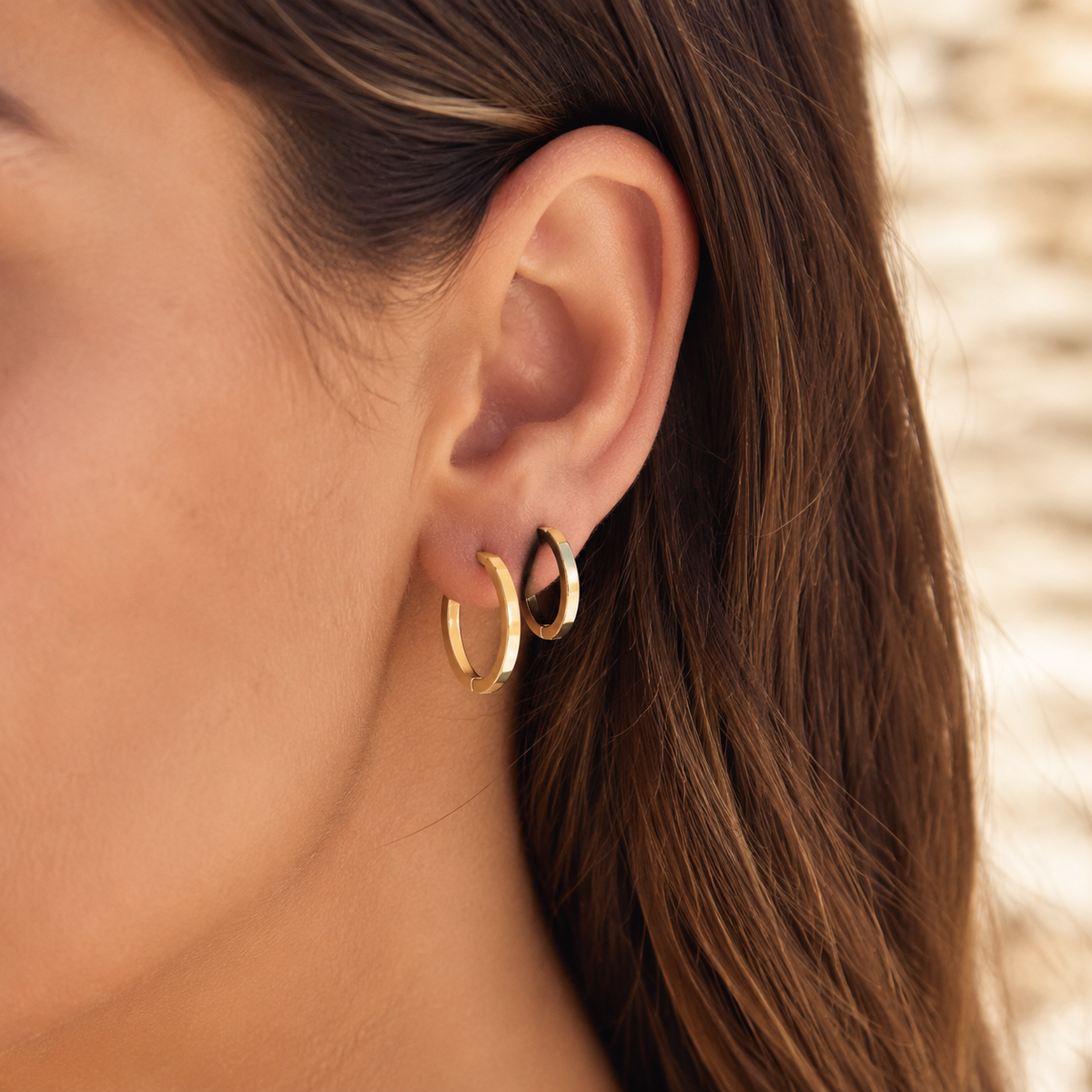 Aros Huggie Nova en oreja, imagen editorial AZURA