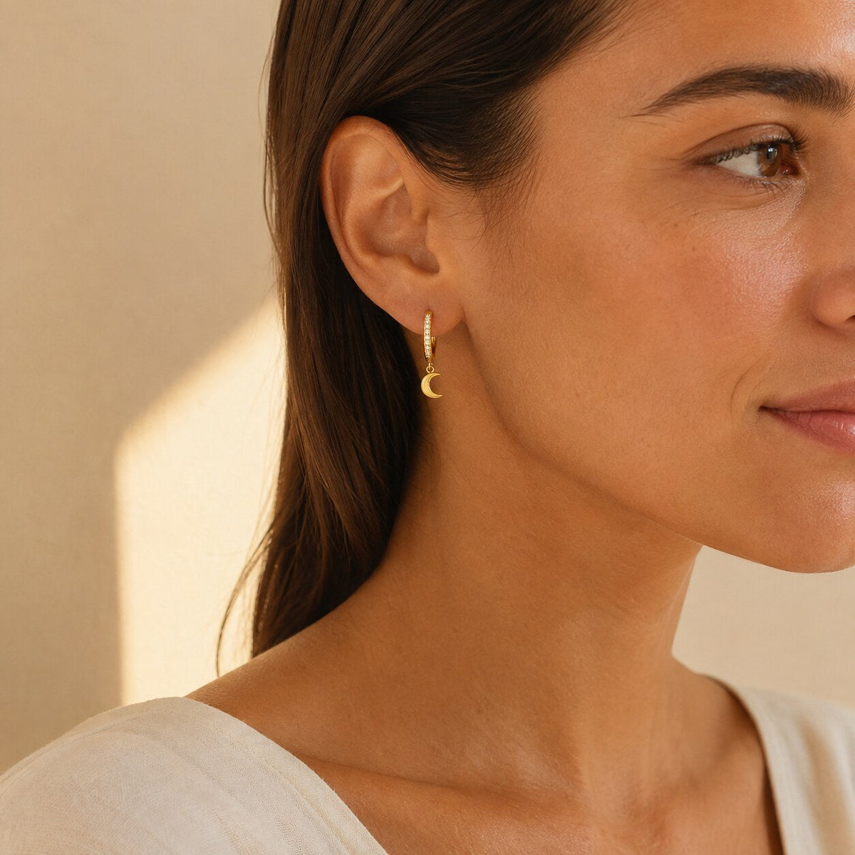 Aros Lúa puestos en la oreja
