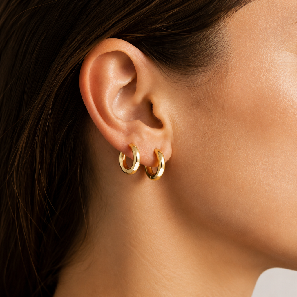 Aros Mini Vega en oreja, imagen editorial AZURA