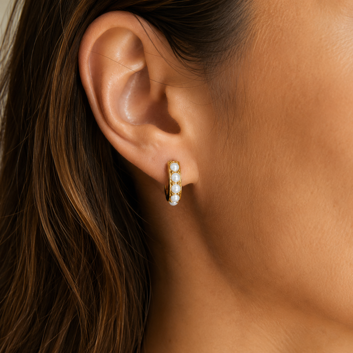 Aros Perla Mía en oreja, imagen editorial AZURA