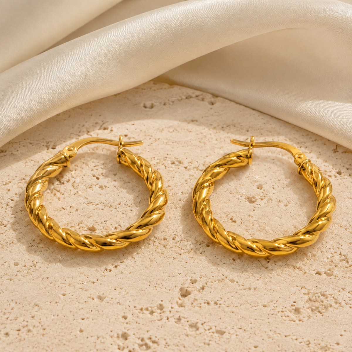 Aros Trenza Mara sobre travertino y seda