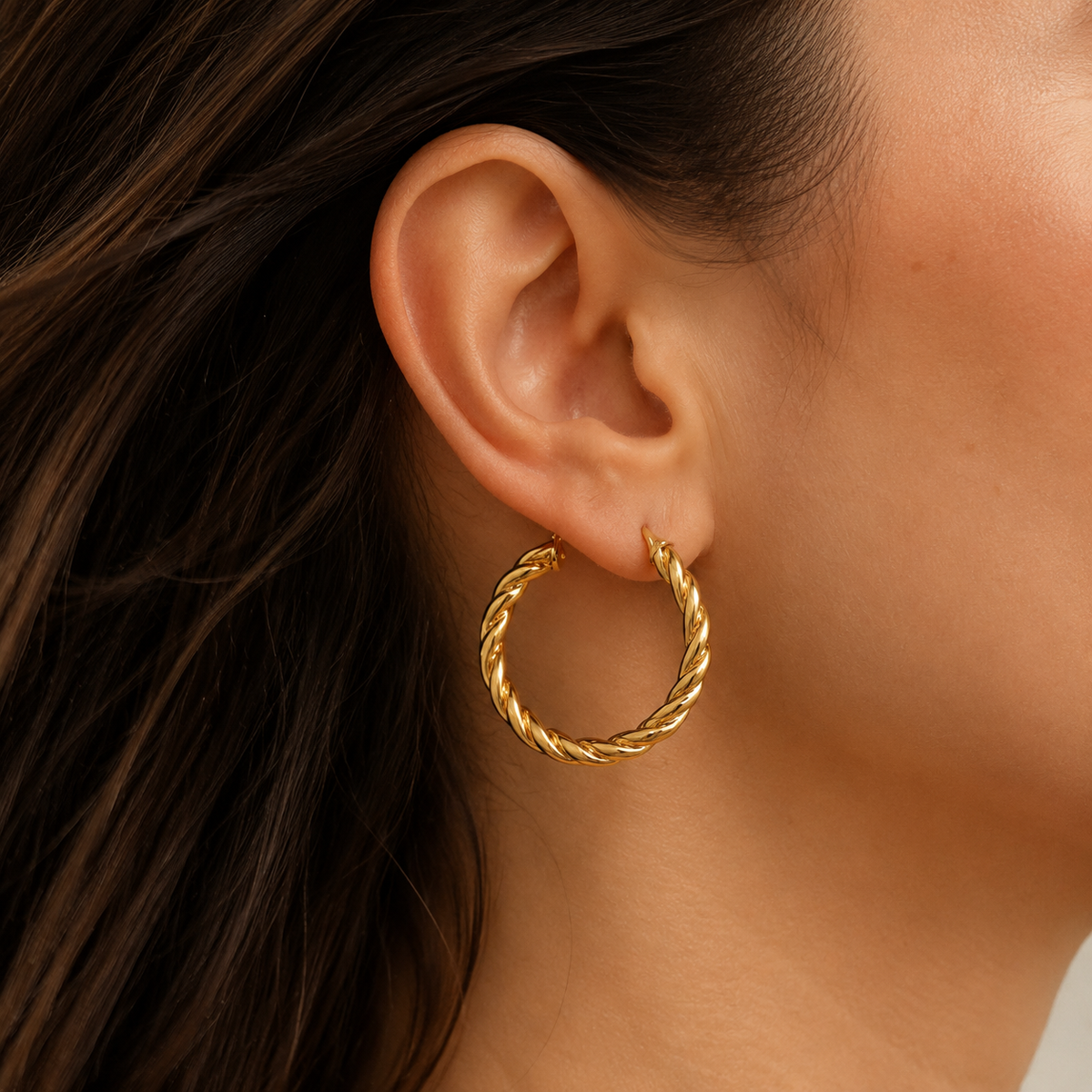 Aros Trenza Mara en oreja, imagen editorial AZURA