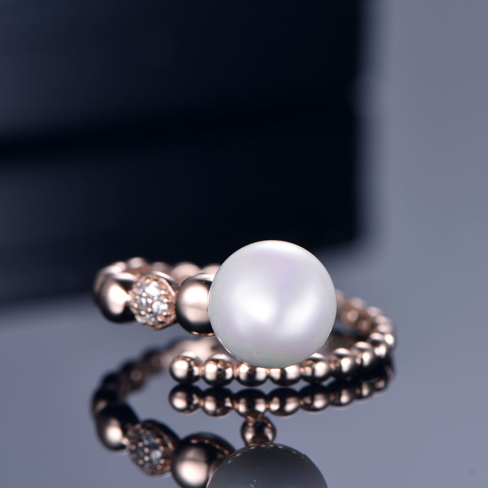 Anillo Perla Gaia dorado en vista frontal