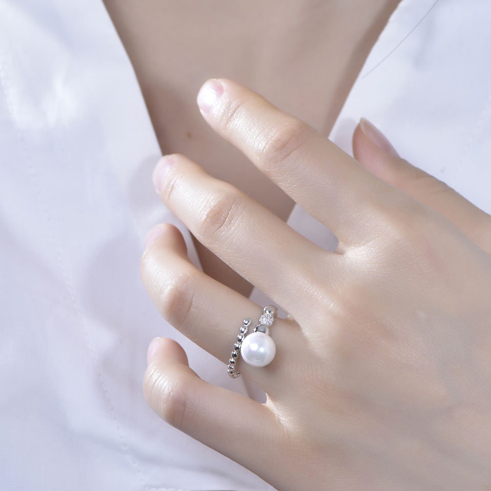Anillo Perla Gaia puesto en la mano