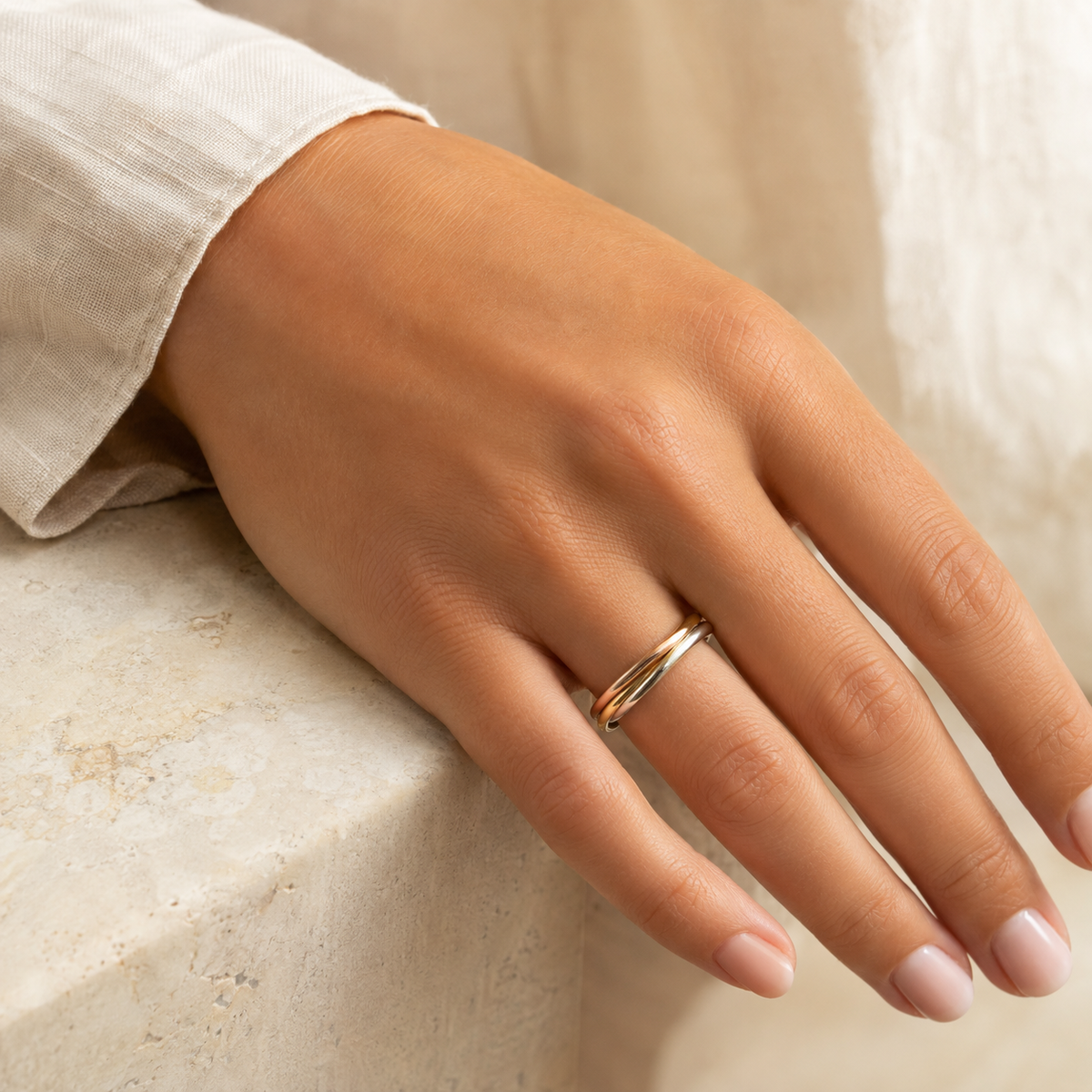 Anillo Tríada de tres acabados puesto en la mano