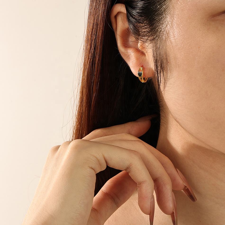 Aros Corazón Coral puestos en la oreja