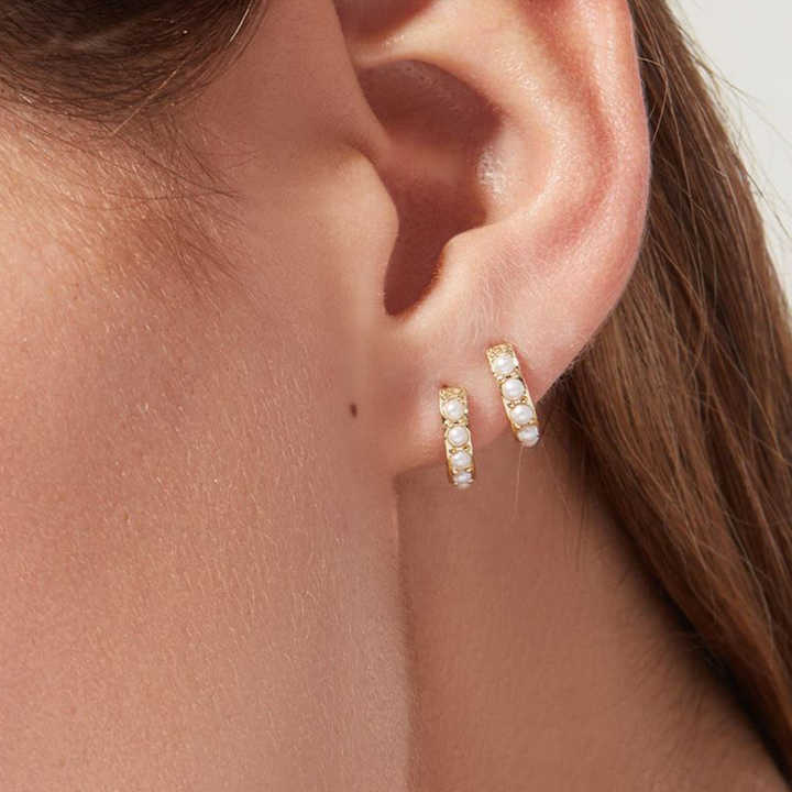 Aros Perla Mía combinados en la oreja