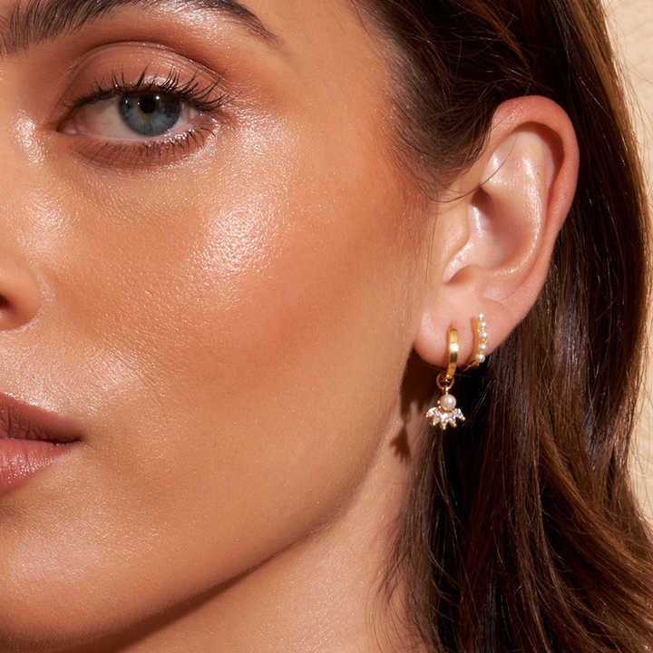 Aros Perla Mía en look editorial