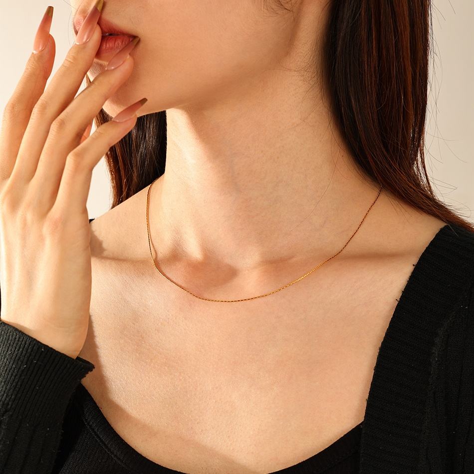 Cadena Box Lina puesta en escote