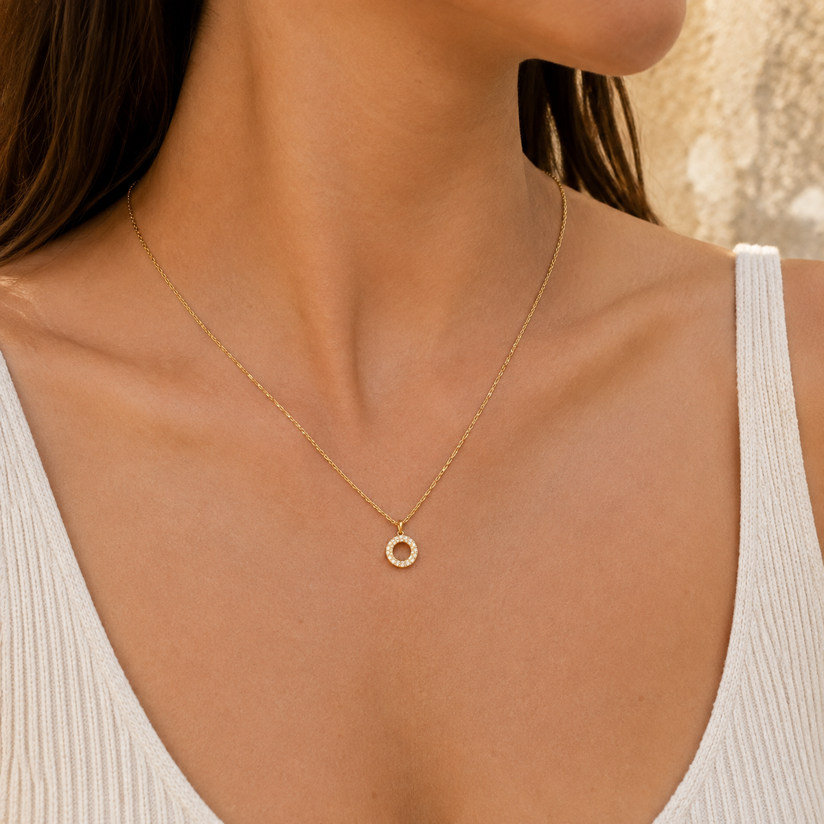 Collar Aura en estilismo editorial AZURA