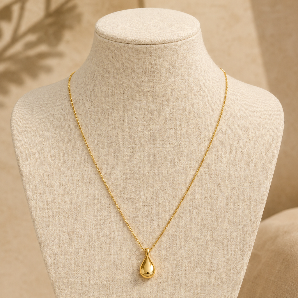 Collar Gota Alba en expositor de lino