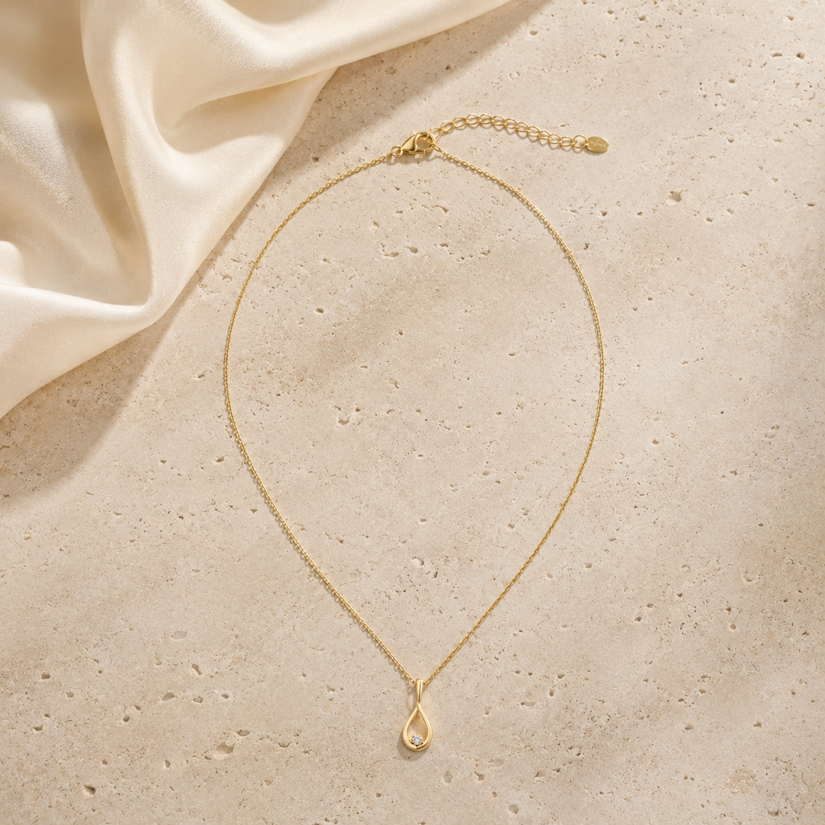 Collar Lágrima Nébula sobre travertino y seda