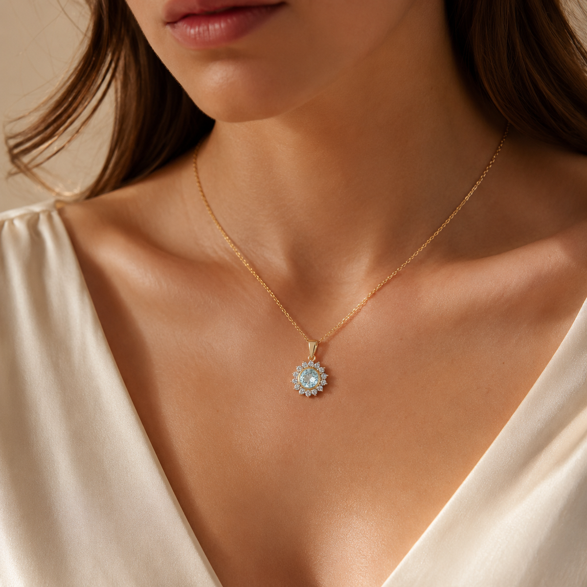 Collar Piedra Natal Cielo dorado puesto en el cuello