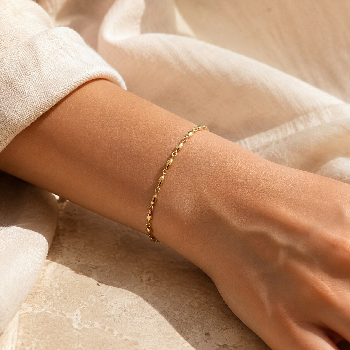 Pulsera Lía puesta en la muñeca